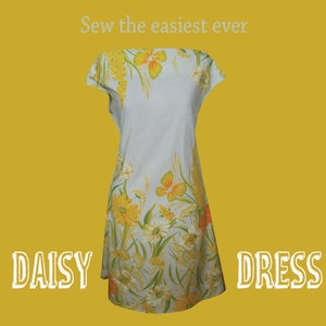 Könnte beinhalten: Ein weißes Kleid mit einem Blumendruck aus gelben und orangefarbenen Gänseblümchen. Das Kleid hat kurze Ärmel und einen einfachen, lockeren Schnitt. Der Text "Sew the easiest ever" und "DAISY DRESS" ist auf dem Bild zu sehen.