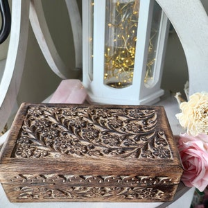 Caja de madera con flores talladas, Decoración de oficina, Caja de recuerdos