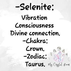 Op de afbeelding: Een witte achtergrond met zwarte tekst die "Selenite: Trilling Bewustzijn Goddelijke verbinding. -Chakra: Kroon. -Zodiac: Stier. My Crystal Room" luidt. De tekst wordt omringd door een aquarelachtige achtergrond met een kristalcluster en manen.