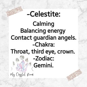 Peut inclure: Une carte d'information blanche avec du texte noir : -Celestite : Calming, Balancing energy, Contact guardian angels. -Chakra : Throat, third eye, crown. -Zodiac : Gemini. Sous le texte se trouve une illustration de cristaux bleu clair et phases lunaires.