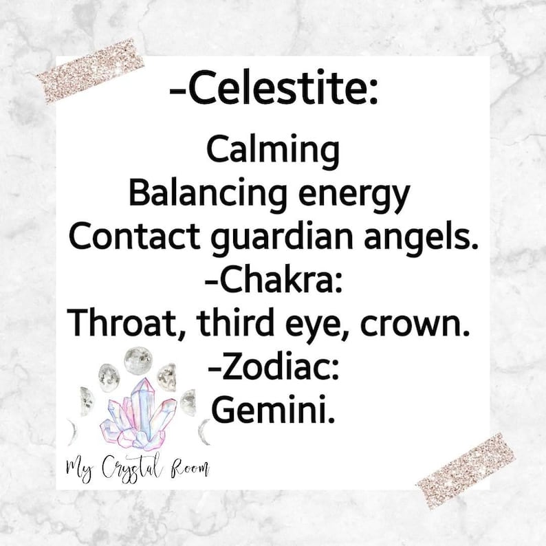 Peut inclure: Une carte d'information blanche avec du texte noir : -Celestite : Calming, Balancing energy, Contact guardian angels. -Chakra : Throat, third eye, crown. -Zodiac : Gemini. Sous le texte se trouve une illustration de cristaux bleu clair et phases lunaires.