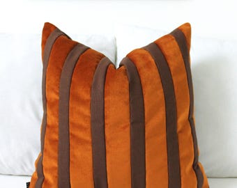 Funda de almohada de terciopelo a rayas color naranja quemado, cojín moderno de algodón marrón oscuro.
