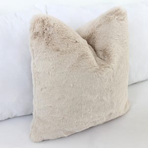 Luxurious Puffy Faux Fur Pillow Cover - Light Beige Cozy Plush Faux Fur Home Decor Throw Cushion, Imitation Minky, Alpaca, Rabbit afbeelding 4