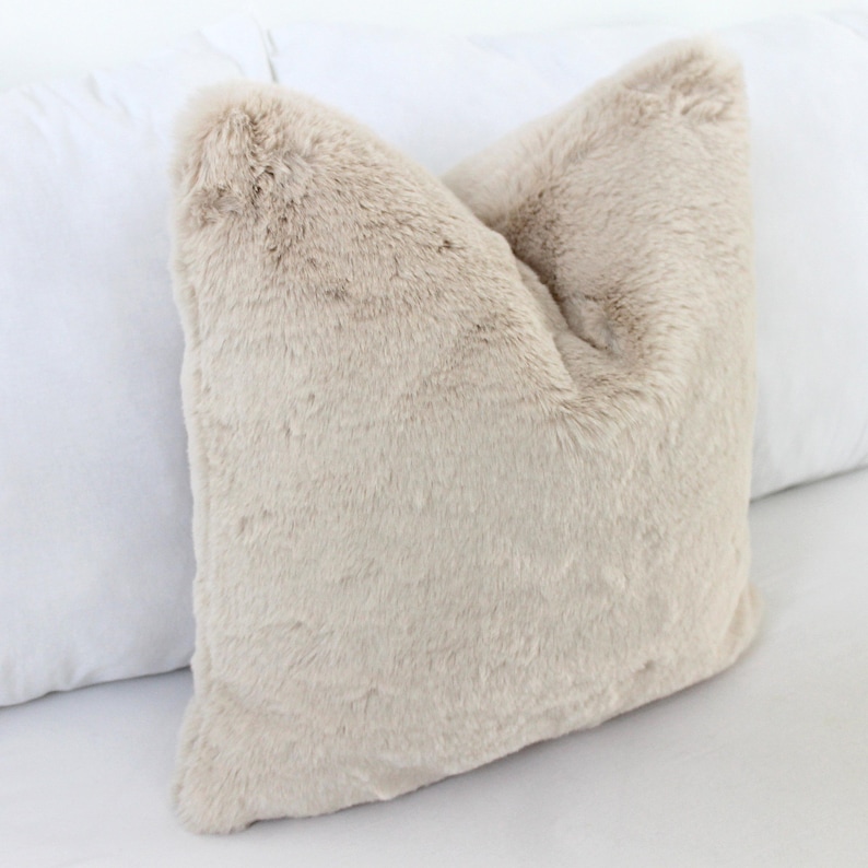 Luxurious Puffy Faux Fur Pillow Cover - Light Beige Cozy Plush Faux Fur Home Decor Throw Cushion, Imitation Minky, Alpaca, Rabbit afbeelding 4