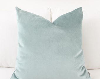 Funda de almohada de terciopelo Aqua Glass – Cojín azul suave – Decoración costera – Detalles de vidrio marino – Cuadrado y lumbar