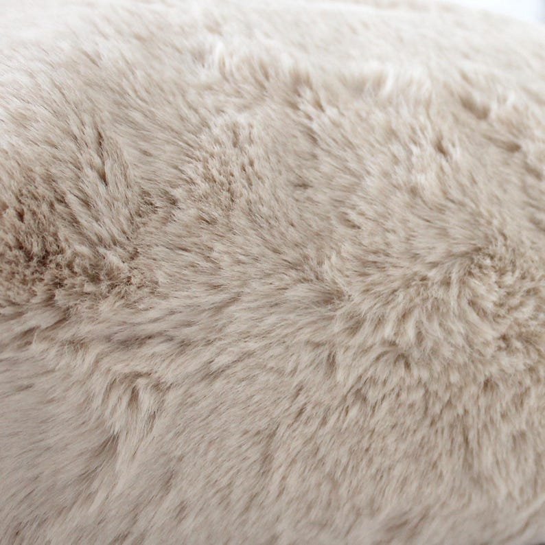 Luxurious Puffy Faux Fur Pillow Cover - Light Beige Cozy Plush Faux Fur Home Decor Throw Cushion, Imitation Minky, Alpaca, Rabbit afbeelding 3