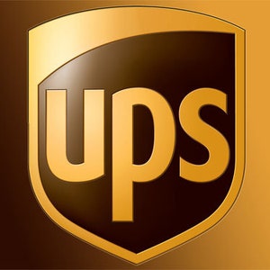 Pode incluir: Um logotipo marrom em forma de escudo com contorno dourado. A palavra "UPS" est&aacute; escrita em letras douradas dentro do escudo.