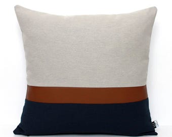 Funda de almohada personalizable con bloques de color, de piel sintética azul marino, estilo moderno para el hogar.