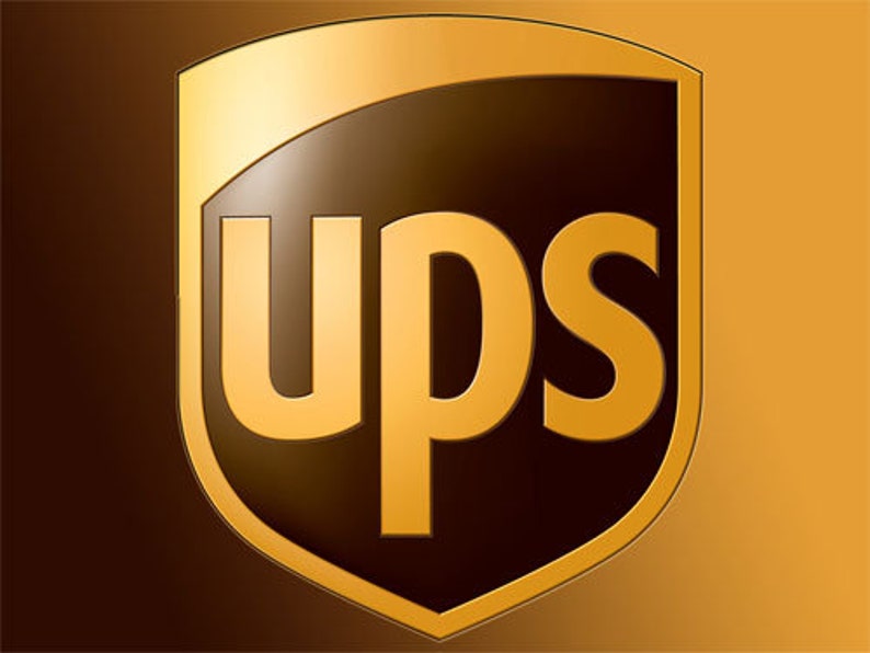 Op de afbeelding: Een bruin schildvormig logo met een gouden rand. Het woord "UPS" staat in gouden letters binnen het schild.