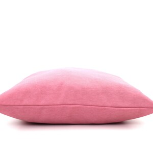 Puede incluir: Una almohada suave de color rosa con un degradado de rosa claro a rosa oscuro.