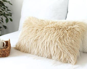 Funda de almohada de piel sintética color avena – Cojín texturizado beige – Manta de pelo largo y ligero – Decoración acogedora en tonos neutros – Lumbar y cuadrada