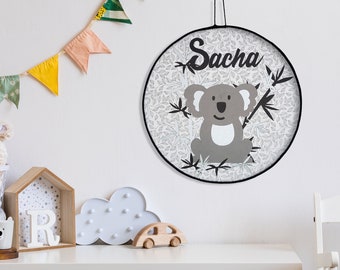 Pittura personalizzata, decorazione murale, regalo di nascita, decorazione della stanza del bambino, nome, koala in bianco e nero.