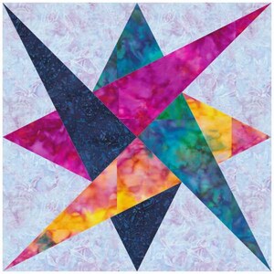 Könnte beinhalten: Ein farbenfroher Patchwork-Quiltblock mit einem Sternmuster in den Farben Rosa, Blau, Gelb und Orange. Der Stern besteht aus mehreren zusammengenähten Dreiecken.