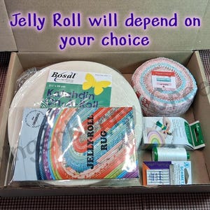 Puede incluir: Una caja de cart&oacute;n llena de suministros para acolchar. En el interior hay rollos de tela, un bateo redondo, carretes de hilo y agujas. El texto "Jelly Roll will depend on your choice" est&aacute; escrito en p&uacute;rpura encima.