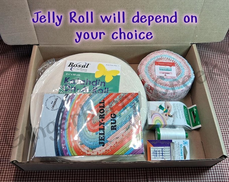 Puede incluir: Una caja de cart&oacute;n llena de suministros para acolchar. En el interior hay rollos de tela, un bateo redondo, carretes de hilo y agujas. El texto "Jelly Roll will depend on your choice" est&aacute; escrito en p&uacute;rpura encima.