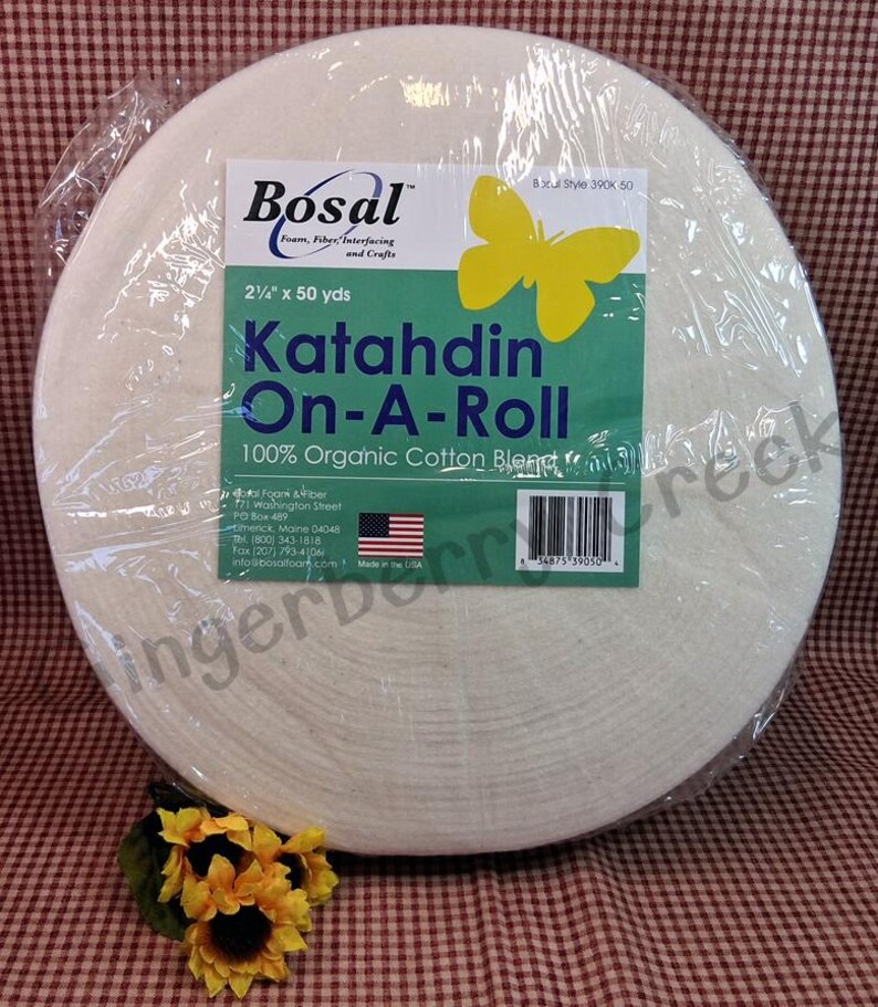 Puede incluir: Un rollo de entretela Katahdin On-A-Roll 100% algod&oacute;n org&aacute;nico de Bosal. El rollo mide 5,7 cm de ancho y 45,7 metros de largo. El embalaje incluye una etiqueta verde y blanca con una mariposa amarilla.
