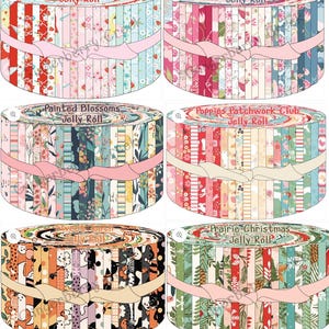 Puede incluir: Seis rollos de tela, cada uno envuelto con una cinta rosa. Los rollos est&aacute;n etiquetados como "Market Day", "Stolen Moments", "Painted Blossoms", "Poppies Patchwork Club", "Sweet Tooth" y "Prairie Christmas". Las tiras de tela presentan patrones florales y de temporada.