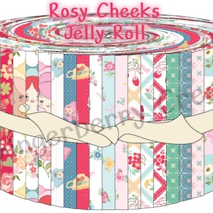 Könnte beinhalten: Ein gerolltes Stoffbündel mit der Aufschrift "Rosy Cheeks Jelly Roll". Das Rollenpaket zeigt Stoffstreifen mit Mustern in Rosa, Rot, Blau und Grün. Die Muster umfassen Blumen, Erdbeeren und Cartoon-Gesichter. Es ist mit einem cremefarbenen Band gebunden.