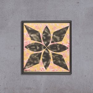 Puede incluir: Una obra de arte enmarcada que presenta un dise&ntilde;o geom&eacute;trico en blanco y negro con un patr&oacute;n floral sobre un fondo amarillo.