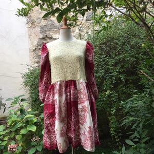 Peut inclure: Une tasse en céramique blanche avec une anse noire et le texte "But First, Coffee" en noir, en gras. La tasse est posée sur une surface blanche.