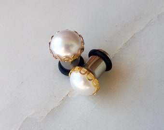 Pearl front in gold scalloped setting plugs gauges 8g-1” 3mm-25mm