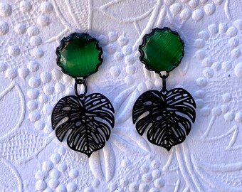 black setting with green stone with a black monstera leaf dangle 8g 6g 4g 2g 0g 00g 3mm 4mm 5mm 6mm 8mm 10mm