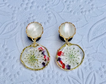 Resin Dangle Plugs: Pressed White Flower, Gold Frame - 8g to 00g