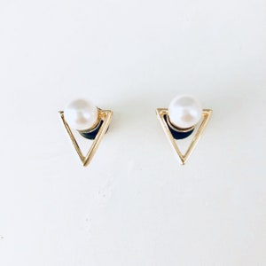 Pearl with gold geometric triangle 8g 3mm 6g 4mm 4g 5mm 2g 6mm