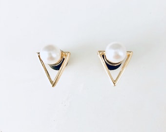 Pearl with gold geometric triangle 8g 3mm 6g 4mm 4g 5mm 2g 6mm