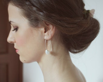 Arco - Pendientes de perlas colgantes, Pendientes de arco, Ganchos para orejas de plata de ley, Pendiente de perlas simple y minimalista moderno, Regalo navideño para ella