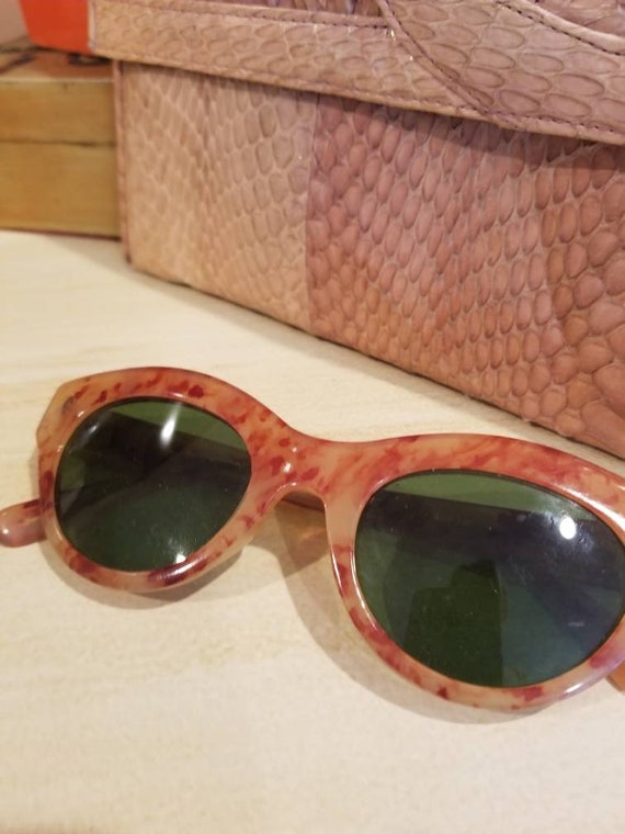 Cat Eye Vintage Sunglasses - Marble Swirl Design