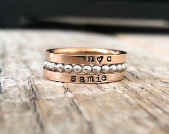 Anillo de nombre de apilamiento, anillo personalizado, anillo de nombre plano pequeño de 2 mm, joyería con sello de mano anillo de apilamiento estampado, anillo de nombre de rosa