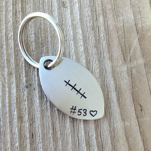 Numéro et nom estampés à la main de porte-clés de football en acier inoxydable