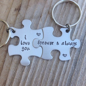 Porte-clés en acier inoxydable avec pièces de puzzle estampées à la main pour lui et pour elle, je t&#39;aime pour toujours et pour toujours