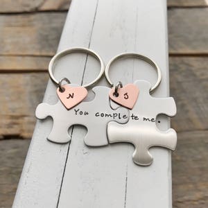 llaveros de piezas de rompecabezas personalizados para él y para ella, me completas, regalo para él, regalo para ella, joyas imagen 2