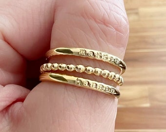 Anillo de nombre, anillo de nombre apilable, anillo de nombre personalizado, anillo de apilamiento pequeño de 2 mm, anillo de madres chapado en oro oro hipoalergénico