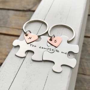 llaveros de piezas de rompecabezas personalizados para él y para ella, me completas, regalo para él, regalo para ella, joyas imagen 1