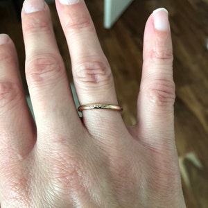 Peut inclure: Une simple alliance en or avec une petite inscription &agrave; l'int&eacute;rieur de la bande.