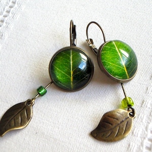 Boucles doreilles pendantes, feuille d'arbre verte, bronze, verre, perle de rocaille. image 1