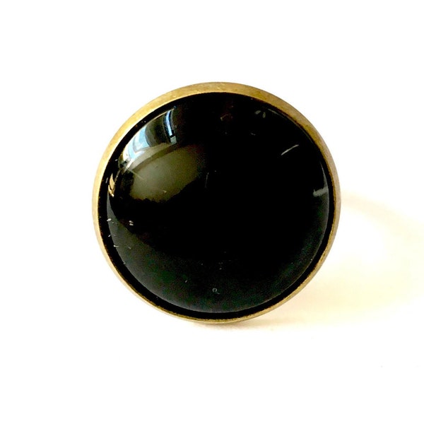 Bague cabochon monochrome noir intense, en bronze et verre, anneau ajustable.