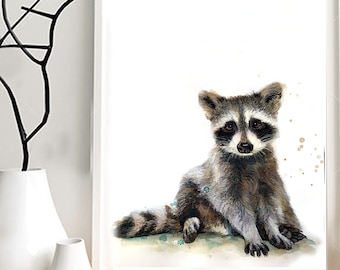Könnte beinhalten: Ein Aquarellbild eines Waschbären, der auf seinen Hinterbeinen sitzt. Der Waschbär hat eine schwarze Maske um die Augen und einen buschigen Schwanz. Der Hintergrund ist weiß mit einigen hellbraunen Flecken.