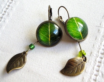 Boucles d’oreilles pendantes, feuille d'arbre verte, bronze, verre, perle de rocaille.