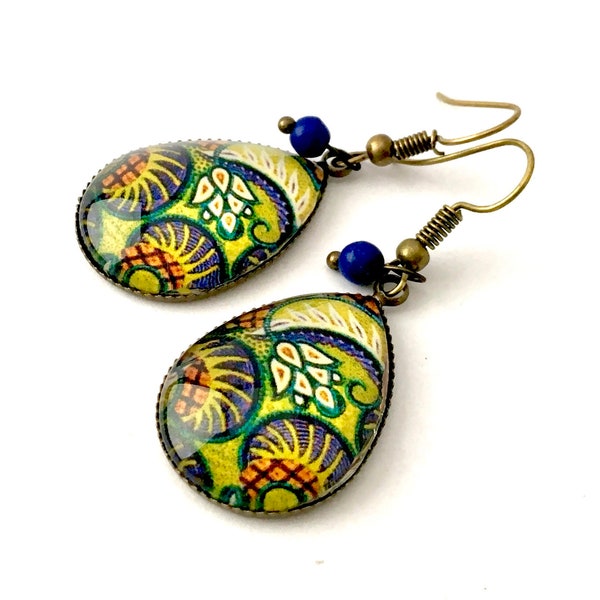 Boucles d’oreilles pendantes gouttes motif wax, fleurs, ananas, tons verts et bleus, perles.