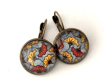 Boucles d’oreilles dormeuses, motif wax africain, jaune, gris, rouge. Bronze et verre.