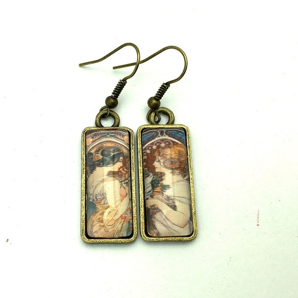 Boucles d’oreilles pendantes, dépareillées, cabochons rectangulaires, illustration art nouveau Alphonse Mucha.