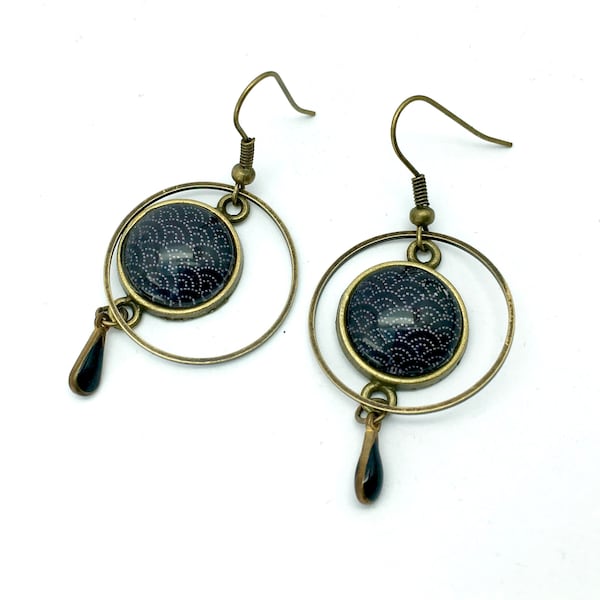 Boucles d’oreilles petits cabochons vagues motifs japonais, goutte émail noire, connecteurs ronds, en bronze.