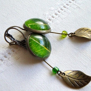 Boucles doreilles pendantes, feuille d'arbre verte, bronze, verre, perle de rocaille. image 2