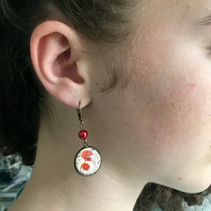 Asymmetrical poppy and vintage romantic writing earrings, dangling in bronze. image 6