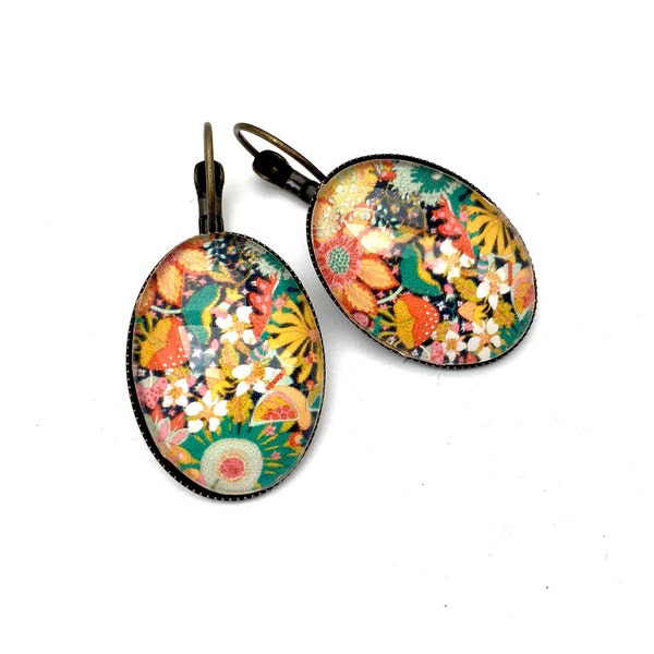 Boucles d'oreille pendantes ou dormeuses  cabochons ovales en verre, motif fleurs multicolores, en bronze, perles rouges synthétiques