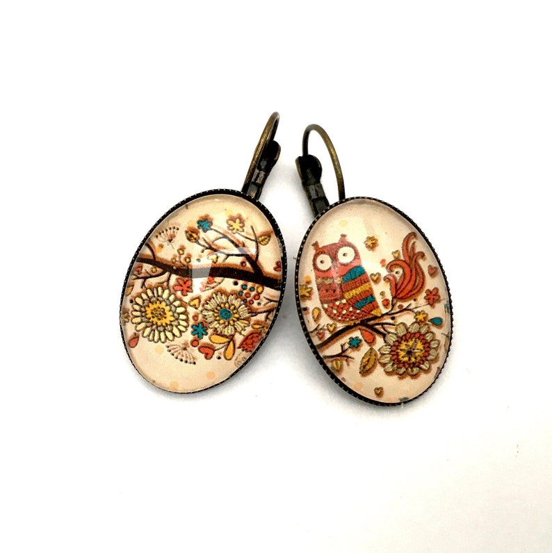 Boucles d'oreille pendantes ou dormeuses, ovales, hibou et arbre, perle naturelle, bronze et cabochon en verre. Dormeuses